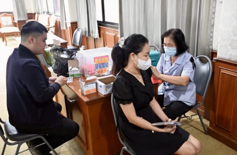 ฉีดวัคซีนป้องกันโรคไข้หวัดใกญ่ให้กับบุคลากร อบจ. นครปฐม