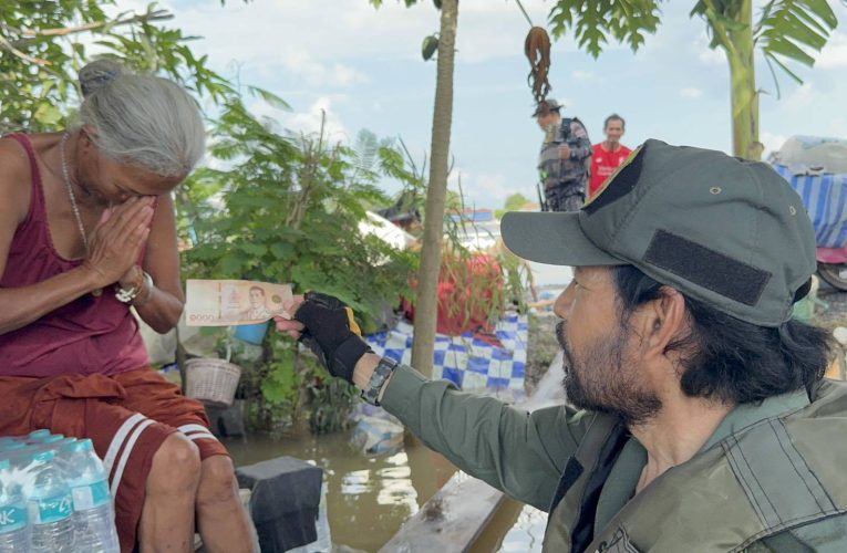 สิงห์บุรี / บิณฑ์ บรรลือฤทธิ์ นำทีมมูลนิธิร่วมกตัญญู เปิดปฏิบัติการช่วยเหลือผู้ประสบอุทกภัย ตำบลโรงช้าง จังหวัดสิงห์บุรี