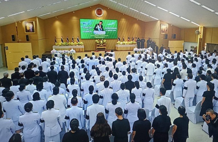 ฉะเชิงเทรา ทุกภาคส่วนร่วมวางพานพุ่มวันพระบิดาฝนหลวง