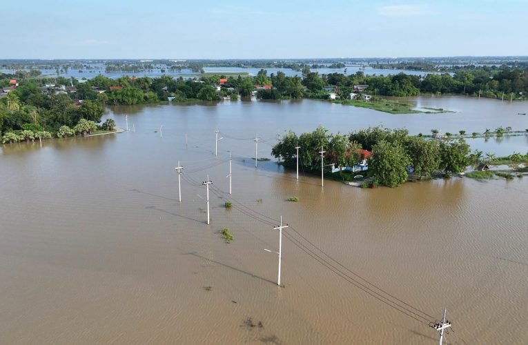 สุพรรณบุรีน้ำขึ้นไม่หยุดบ่อเลี้ยงกุ้งสองพี่น้องจมบาดาลกว่า200 ไร่