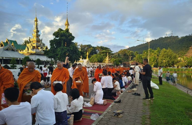 ผู้ว่าราชการจังหวัดแม่ฮ่องสอนคนใหม่พร้อมด้วยภริยา นำหัวหน้าส่วนราชการ ภาคเอกชนและประชาชน พากันร่วมกิจกรรม ” ลองซอง เสริมบุญ รับอรุณ เมืองสามหมอก “