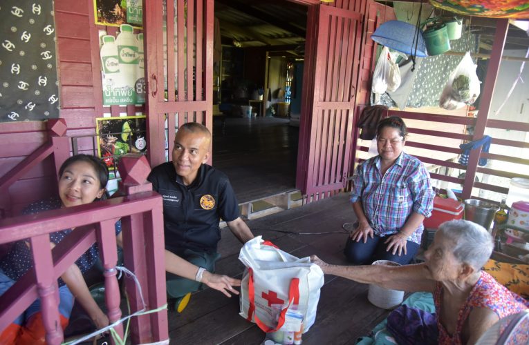 พ่อเมืองสุพรรณติดเครื่องนำข้าราชการลุยน้ำติดตามสถานการณ์อุทกภัยหาทางช่วยชาวบ้าน