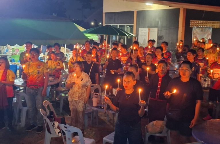 สมาคมชาวอีสานพัทยาจุดเทียนถวายความอาลัยสมเด็จพระพันปี ก่อนเปิดตัว “ทีมฟุตบอลสมาคมชาวอีสานพัทยา” รวมพี่น้องที่ราบสูงในพัทยาได้มาออกกำลังกาย