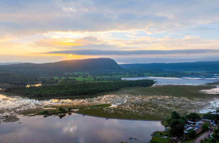 หนองบัวลำภู หมอกฝนห่มเมือง แหล่งท่องเที่ยวภูพานน้อยและทิวเขาอ่างเก็บน้ำเขื่อนลำน้ำบอง อันเนื่องมาจากพระราชดำริ ความงามของธรรมชาติในผืนป่าและลำน้ำยามเช้า