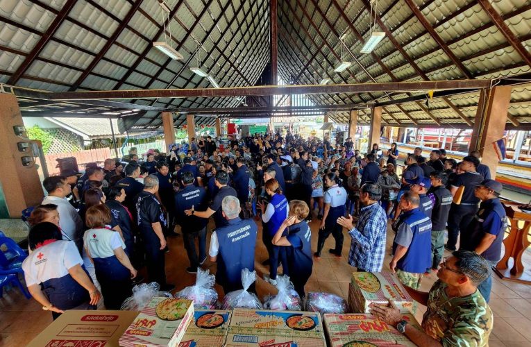 นนทบุรี-รองนายกรัฐมนตรีและรัฐมนตรีว่าการกระทรวงการคลัง พร้อมรัฐมนตรีประจำสำนักนายกรัฐมนตรี ลงพื้นที่มอบถุงยังชีพช่วยเหลือผู้ประสบอุทกภัยในพื้นที่เกาะเกร็ดและบางตะไนย์ อำเภอปากเกร็ด