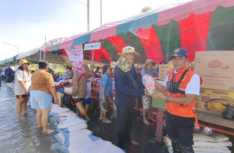 สิงห์บุรี / ผวจ.ช้าง–ชัยชาญ สิทธิวิรัชธรรม อดีตผู้ว่าฯ สิงห์บุรี ส่งกำลังใจผู้ประสบภัย มอบสิ่งของช่วยเหลือกว่า 400 ชุด