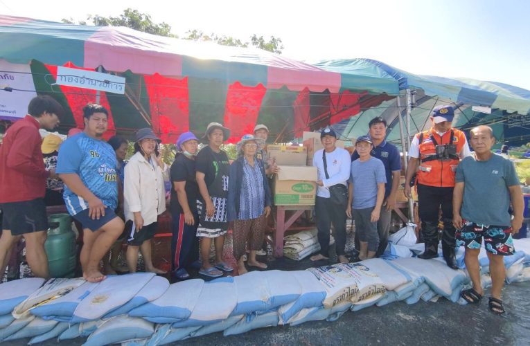 สิงห์บุรี ผวจ.ช้าง-ชัยชาญ สิทธิวิรัชธรรม อดีตผู้ว่าฯสิงห์บุรี ส่งกำลังใจมายังผู้ประสบภัย มอบของช่วยเหลือ 400 ชุด