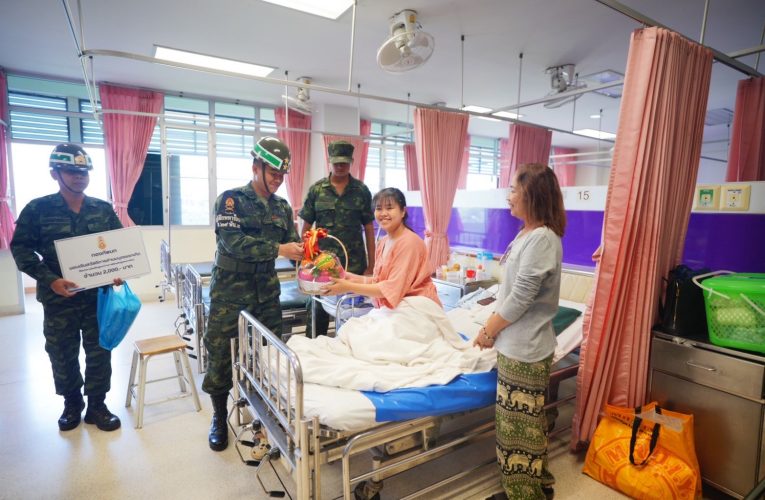 กาญจนบุรีพล.ร.9 โดย ร.29 พัน.3 พาทหารใหม่เยี่ยมภรรยาคลอดบุตร พร้อมมอบเงินสวัสดิการต้อนรับสมาชิกใหม่ของครอบครัว ร.29