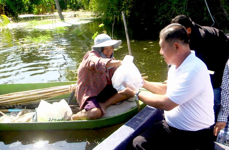 สุพรรณบุรีสุพรรณยังอ่วมน้ำท่วมกระจายเป็นวงกว้างถนนหลายสายถูกตัดขาดน้ำเริ่มเน่าชาวบ้านเดือดร้อนที่จังหวัดสุพรรณบุรี