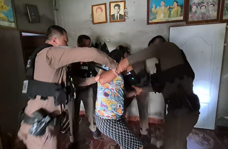 ลุงสุดทน!!!ตบหน้าหลานเนรคุณหลอนยาชกป้าที่ชุบเลี้ยงอ้างชอบดุด่าและดูถูก