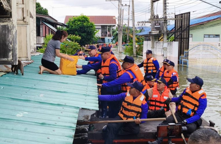 สิงห์บุรี กองบัญชาการทหารกองทัพไทย ลงพื้นที่มอบบิ๊กแบ๊คและถุงยังชีพช่วยผู้ประสบอุทกภัยตำบลอินทร์บุรี