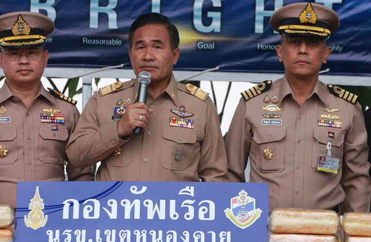 ทะลักไม่หยุด กกล.สุรศักดิ์มนตรี โดยหน่วยเรือโพนพิสัย นรข. เขตหนองคาย ร่วมกับหน่วยงานความมั่นคงในพื้นที่ รวบหนุ่มชาวหนองคาย ลักลอบขนยาบ้า 5.4 แสนเม็ด คาริมโขง
