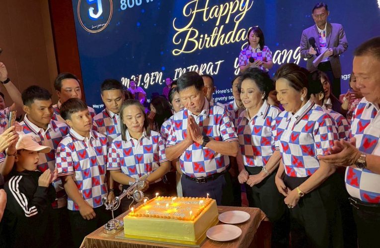 คนวงการกีฬาและจอมพลังฮีโร่โอลิมปิก ยกทัพร่วมอวยพรและแสดงความยินดีเนื่องในงานวันคล้ายวันเกิด พลตรี อินทรัตน์ ยอดบางเตย นายกกิตติมศักดิ์ สมาคมกีฬายกน้ำหนักสมัครเล่นแห่งประเทศไทย อายุครบ 80 ปี บรรยากาศภายในงานเป็นไปอย่างยิ่งใหญ่และอบอุ่น