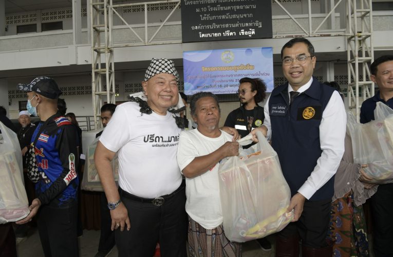 นนทบุรี -ผู้ว่าฯ มอบถุงยังชีพช่วยเหลือผู้ประสบอุทกภัยในพื้นที่ตำบลท่าอิฐ อำเภอปากเกร็ด