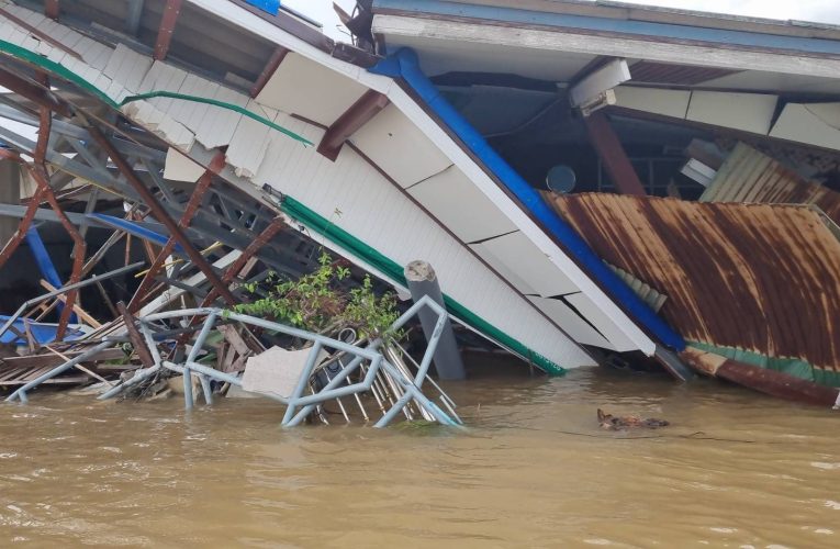 นนทบุรี- เรือขนส่งสินค้า พุ่งชนบ้านพัง 3 หลัง