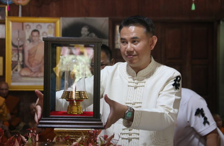 กาญจนบุรี สังขละบุรีจัดพิธีแห่ “พระเกตุโมลีทองคำ” ถวายแด่พระพุทธรัตนสังขละบุรี ศรีสุวรรณ(พระแก้วขาว) พระพุทธรูปสำคัญคู่บ้านคู่เมือง ที่สมเด็จพระนั่งเกล้าเจ้าอยู่หัว(ร.3) พระราชทานให้พระศรีสุวรรณคีรี(อดีตเจ้าเมืองสังขละบุรี)