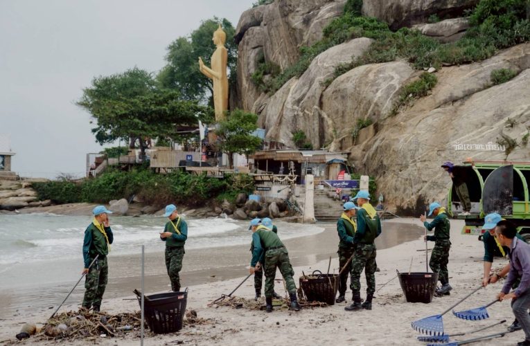 เทศบาลนครหัวหินนำเจ้าหน้าพร้อมทหารโรงเรียนนายสิบร่วมกันจัดเก็บขยะ ตามแนวชายหาดเขาตะเกียบเนื่องจากกระแสลมแรงพัดเศษขยะลอยเกลื่อนหาด