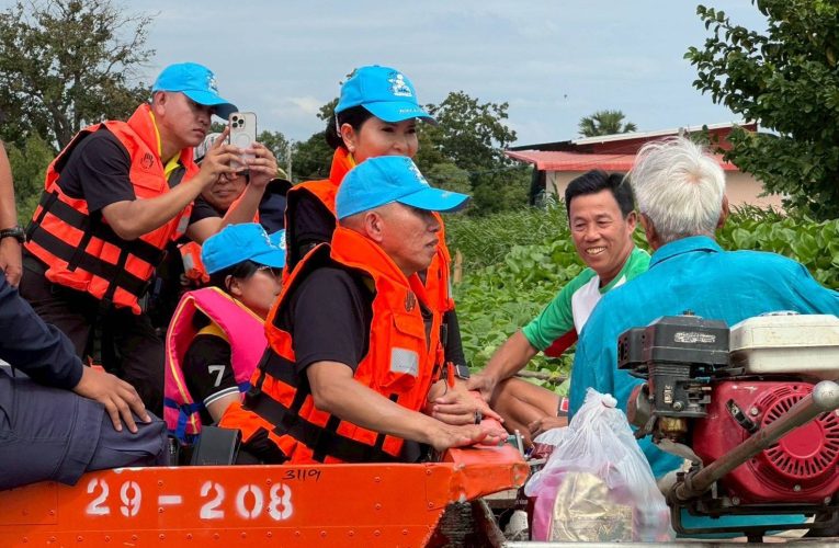 ผบช.7 ลงพื้นที่มอบของให้กับประชาชนในจังหวัดสุพรรณบุรีที่ประสบอุทกภัยน้ำท่วม