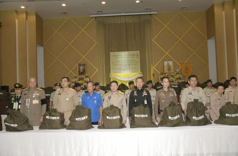 จังหวัดนนทบุรี :องคมนตรีเชิญสิ่งของพระราชทานมอบแก่ประชาชนผู้ประสบอุทกภัย