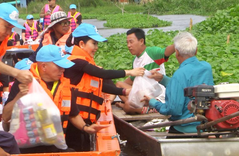สุพรรณบุรี ตำรวจภาค7พร้อมคณะแม่บ้านลงเรือมอบถุงยังชีพให้ผู้ประสบอุทกภัย