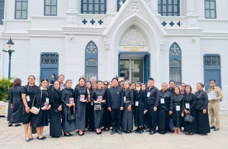 พสกนิกรชาวจังหวัดนครปฐม กว่า 750 คน ออกเดินทางเข้าเฝ้าฯ กราบถวายบังคมพระบรมศพ สมเด็จพระนางเจ้าสิริกิติ์ พระบรมราชินีนาถ พระบรมราชชนนีพันปีหลวง ณ พระที่นั่งดุสิตมหาปราสาท กรุงเทพฯ