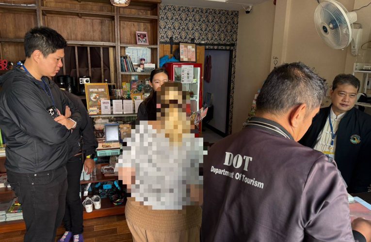 ตำรวจท่องเที่ยวตรวจเข้มบริษัททัวร์กลางเชียงใหม่ พบ 2 ต่างด้าวทำงานและโอเวอร์สเตย์กว่า 200 วัน