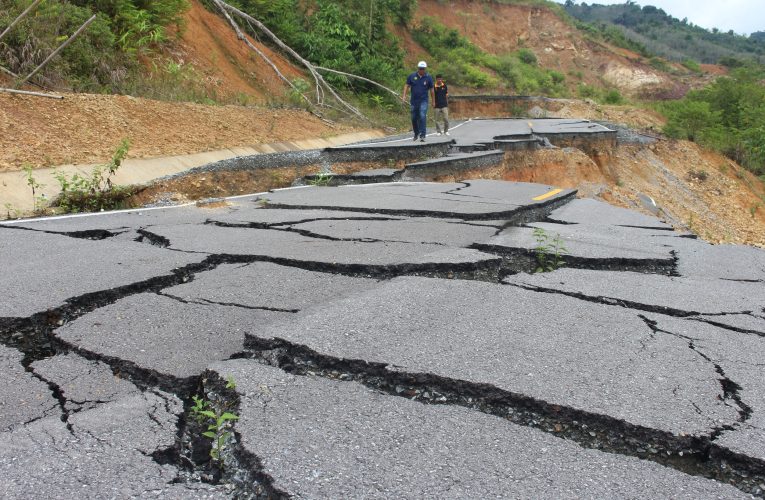 ยะลาฝนตกหนักต่อเนื่องทำถนนรอบอ่างเก็บน้ำยะรม ทรุดตัว ผิวถนนเกิดการแยกตัว