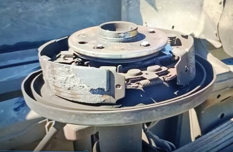 ฉะเชิงเทรา วงจรปิดจับภาพนาทีชีวิตกระบะน็อตล้อขาดพลิกคว่ำ