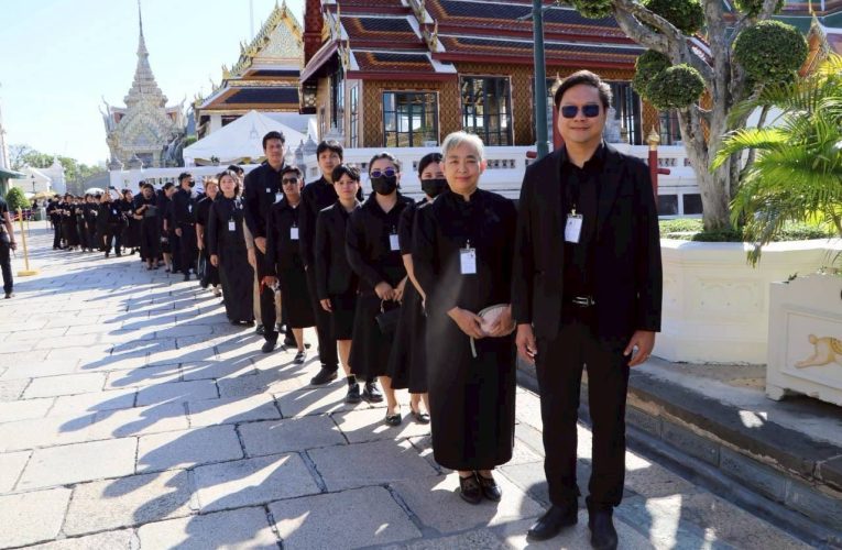 นนทบุรี-พสกนิกรชาวจังหวัดนนทบุรีหลั่งไหลเข้ากราบถวายบังคมสมเด็จพระนางเจ้าสิริกิติ์ พระบรมราชินีนาถ พระบรมราชชนนีพันปีหลวง น้อมสำนึกถึงพระมหากรุณาธิคุณ