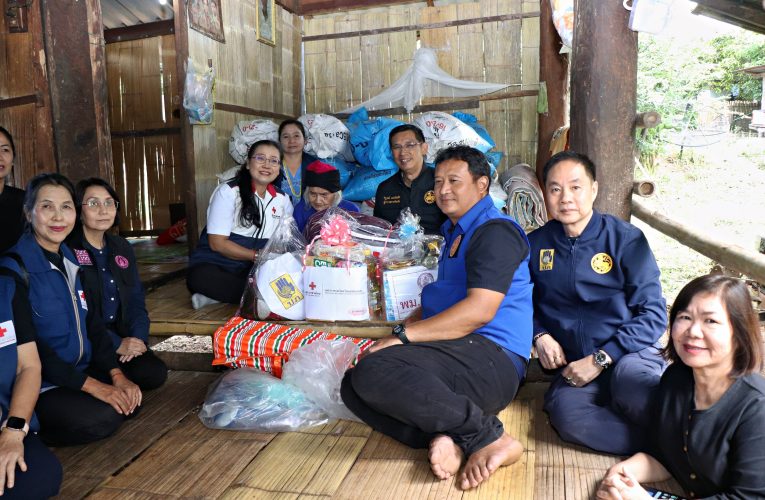 ผู้ว่าราชการจังหวัดแม่ฮ่องสอน และ นายกเหล่ากาชาดจังหวัดแม่ฮ่องสอน ลงพื้นที่มอบเครื่องห่มกันหนาว ในพื้นที่บ้านแม่จ๋า ตำบลห้วยโป่ง เพื่อเป็นการบรรเทาความเดือดร้อนจากสภาพอากาศหนาว