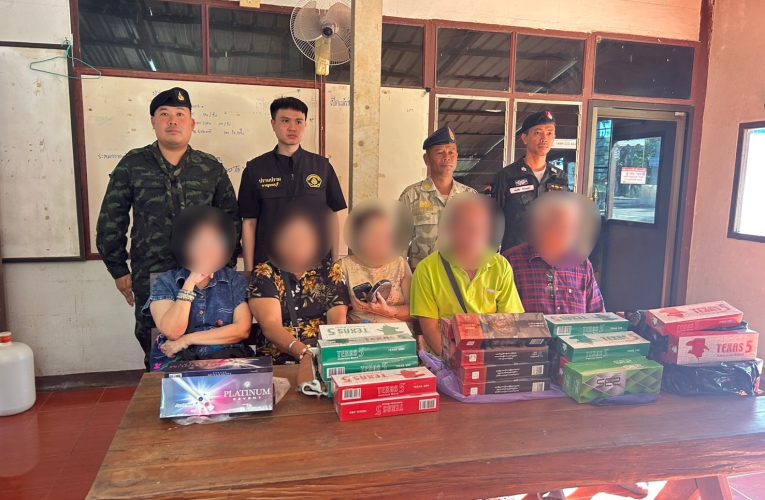 กาญจนบุรีทหาร ฉก.ลาดหญ้า กกล.สุรสีห์ สกัดจับบุหรี่เถื่อนคาด่านน้ำเกริ๊ก มูลค่าเปรียบเทียบปรับกว่า 4 แสนบาท