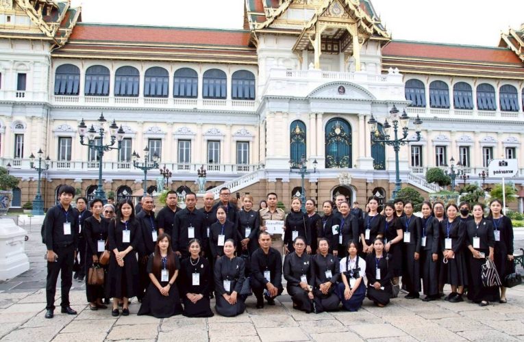 ผู้ว่าฯ ประจวบฯ นำคณะประชาชนชุดแรก 750 คน เข้าเฝ้าฯ กราบถวายบังคมพระบรมศพ สมเด็จพระนางเจ้าสิริกิติ์ พระบรมราชินีนาถ พระบรมราชชนนีพันปีหลวง