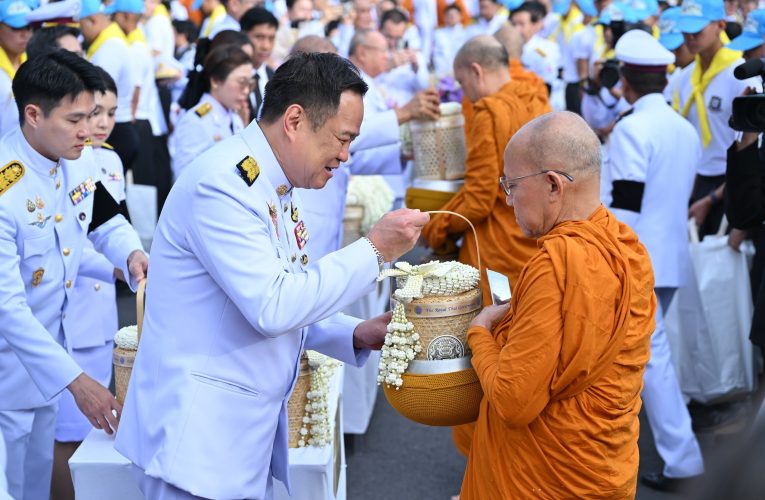 นายกรัฐมนตรี เป็นประธานพิธีเจริญพระพระพุทธมนต์และทำบุญตักบาตรพระสงฆ์ 100 รูป ในกิจกรรมเฉลิมพระเกียรติพระบาทสมเด็จ พระมงกุฎเกล้าเจ้าอยู่หัว