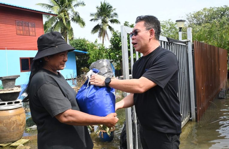 นายก อบจ.นครปฐมมอบถุงยังชีพให้แก่ผู้นำชุมชนในพื้นที่ อำเภอนครชัยศรีเพื่อมอบให้ประชาชนที่ได้รับความเดือดร้อนจากเหตุอุทกภัยน้ำท่วม