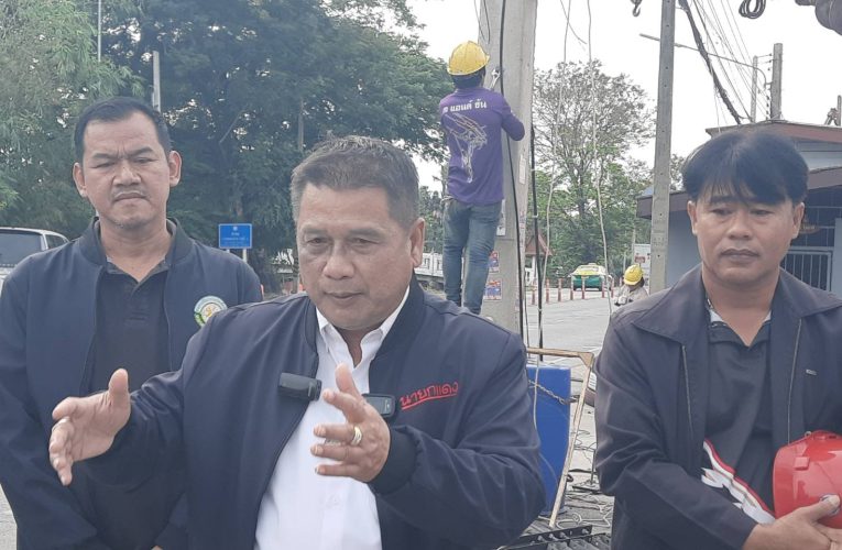 ปทุมธานี ชาวคลองสามโอด ไฟฟ้า ปะปา ขุดเจาะถนนทำรถติด นายกแดง ลั่น มีโครงการนำสายไฟลงดินเป็นที่แรกของจังหวัด จึงวิงวอนประชาชนอดทน หลังทำเสร็จจะคืนผิวการจราจรให้ดีกว่าเดิม
