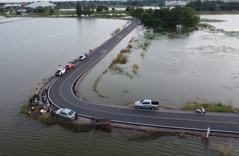 ลพบุรี ถนนลอยน้ำแลนด์มาร์คลพบุรีสวยงามมาก