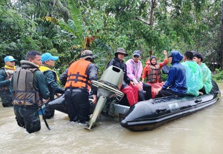 อุทกภัยขยายวงกว้าง 12 อำเภอ เดือดร้อน 274,546 คน หนึ่งเดียวที่ยังรอดคือ อ.แว้ง ด้านทหารเข้าช่วยเหลือผู้ประสบภัยขนสิ่งของไว้ที่สูง ก่อนอพยพไปที่ปลอดภัย