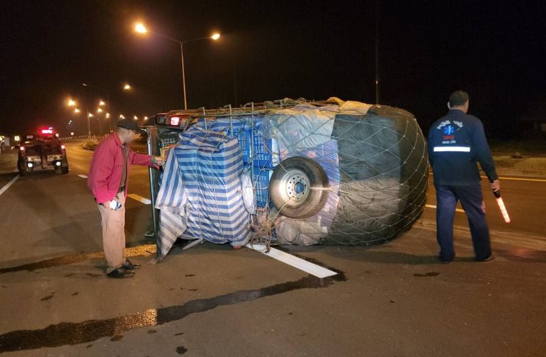 รถบรรทุกคอกยางระเบิดเสียหลักพลิกคว่ำ โชคดีไร้เจ็บ