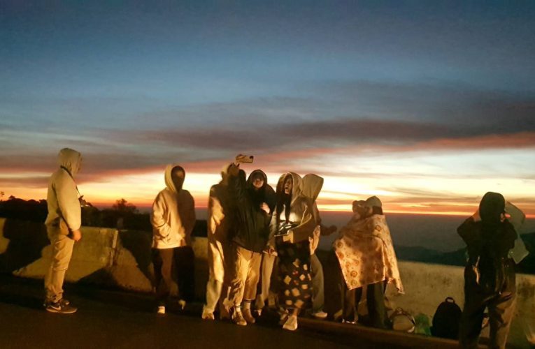 อากาศหนาวยะเยือก 3 องศา ที่ดอยอินทนนท์ เกิดปรากฏการณ์เหมยขาบติดต่อมาวันที่ 3 นักท่องเที่ยวได้สัมผัสอากาศหนาวอย่างจุใจ ยืนหลังคารถชมแสงอาทิตย์ยามเช้า สูดอากาศบริสุทธิ์ บันทึกภาพ อย่างมีความสุข