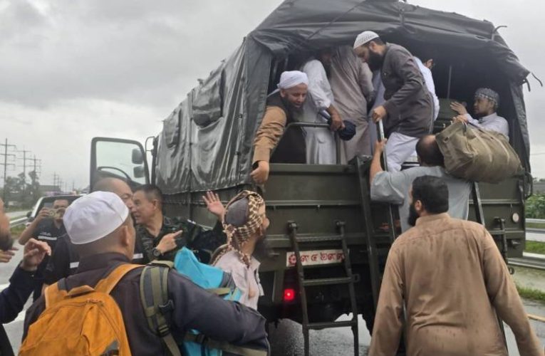 เดินหน้าช่วยผู้ประสบอุทกภัย – ผอ.รร.การเมือง ศสว.ส่งกลุ่มดะวะห์โลก – พี่น้องประชาชนกลุ่มเปราะบาง ถึงที่หมายปลอดภัย..