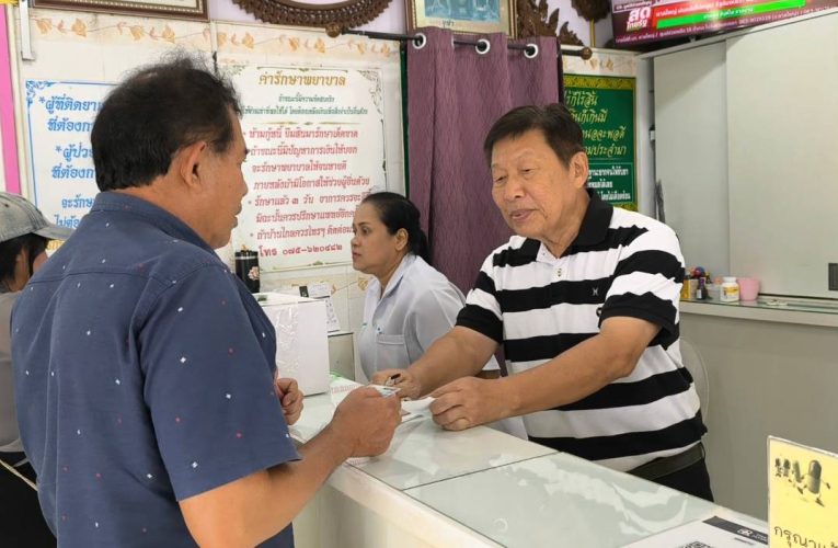 ไม่ทอดทิ้งหมอใจบุญจังหวัดกระบี่นำเงินรายได้จากการตรวจรักษาผู้ป่วยส่งช่วยเหลือผู้ประสบภัยน้ำท่วมพื้นที่ชายแดนใต้