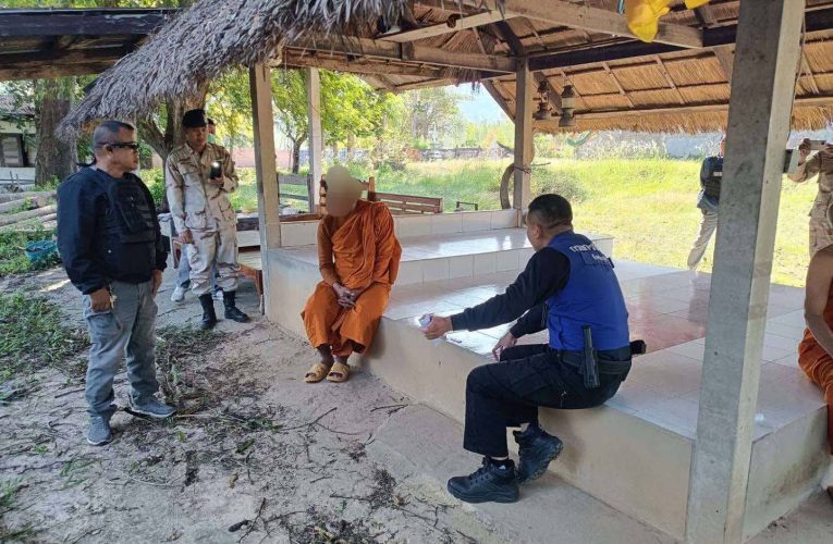 มุกดาหาร ฝ่ายความมั่นคงนิคมคำสร้อย บุกจับพระเสพยาบ้า