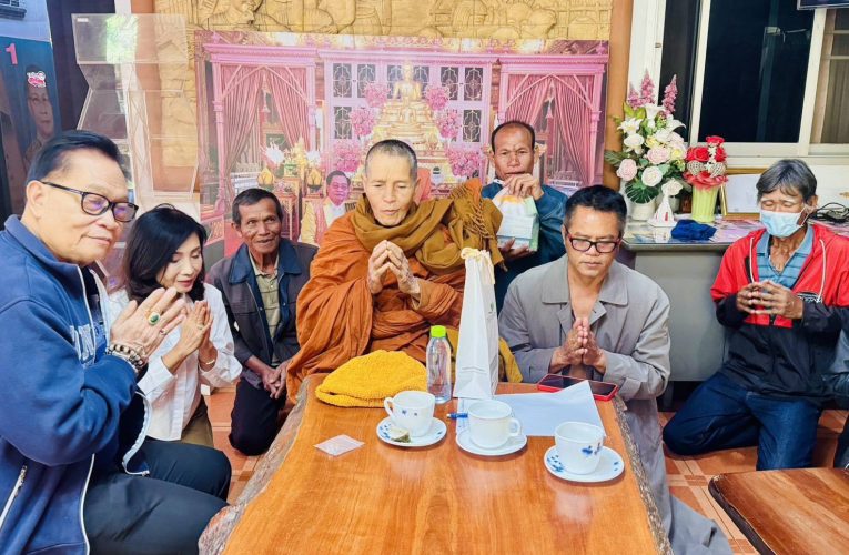 สกลนคร หลวงพ่อวัดถ้ำเสือ พระอริยสงฆ์สายป่าบนภูพานมาอวยพรให้ชนะศึกเลือกตั้ง