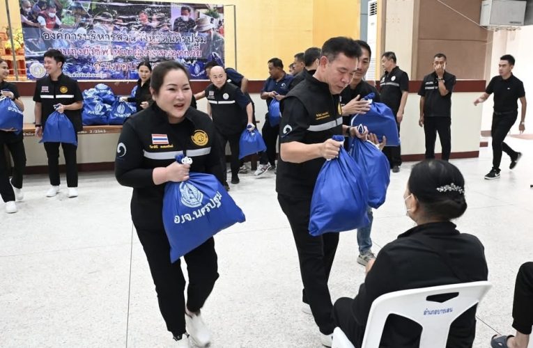 นายก อบจ. มอบถุงยังชืพให้กับผู้นำชุมชนอำเภอบางเลน ในพื้นที่เพื่อนำไปแจกให้กับประชาชนที่ได้รับความเดือดร้อนจากเหตุอุทกภัย