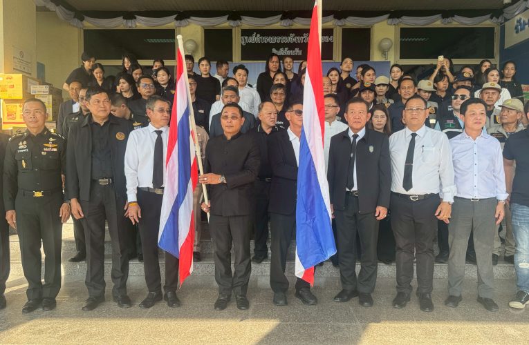 คาราวานรถบรรทุกสิ่งของเครื่องอุปโภค-บริโภค ซึ่งเป็นธารน้ำใจของชาวระยองเที่ยวแรก ถูกส่งสู่ภาคใต้ เพื่อช่วยเหลือพี่น้องชาวใต้ที่ประสบอุทกภัยแล้ว