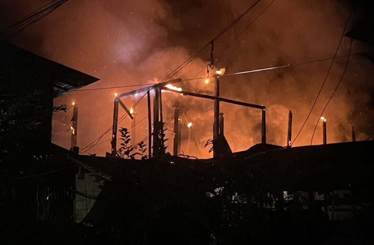 ไฟไหม้ชุมชนไกลปืนเที่ยง บ้านน้ำปาน เสียหาย 5 หลัง – ไร้เจ็บเสียชีวิต