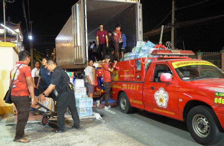 นครปฐม มูลนิธินครปฐมระดมสิ่งของขึ้นรถคอนเทนเนอร์เพื่อบรรเทาทุกข์ภาคใต้น้ำใจคนไทยยังคงหลั่งไหลช่วยซับน้ำตา ผู้ประสบอุทกภัยทางภาคใต้อย่างไม่ขาดสาย