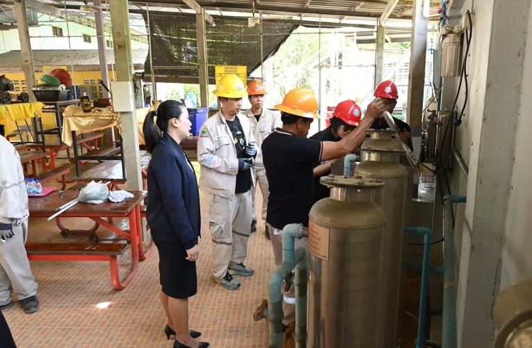 อุทัยธานี การไฟฟ้าเร่งซ่อมแซมระบบไฟฟ้าในโรงเรียนที่ถูกน้ำท่วม