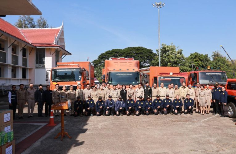 สกลนครปล่อยขบวนเครื่องจักรกลปฏิบัติการ ลงพื้นที่ภาคใต้ ช่วยเหลือผู้ประสบอุทกภัย