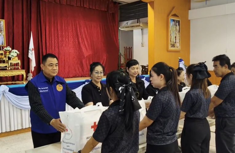 ลพบุรี สภากาชาดไทยมอบถุงยังชีพช่วยประชาชนลพบุรีที่บ้านถูกน้ำท่วม